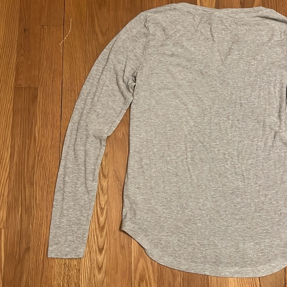 Cabi gray Long Sleeve Tee Top Sleeve Vneck size‎ small - Picture 11 of 13
